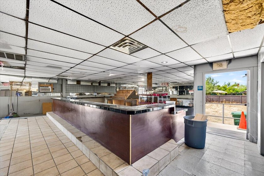 2523 sq ft commercial/ mixed use building on 17,500 sq ft lot - photo 42