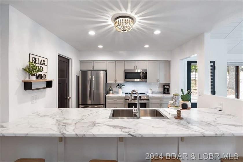You'll fall in love with this beautifully remodeled, furnished - photo 2