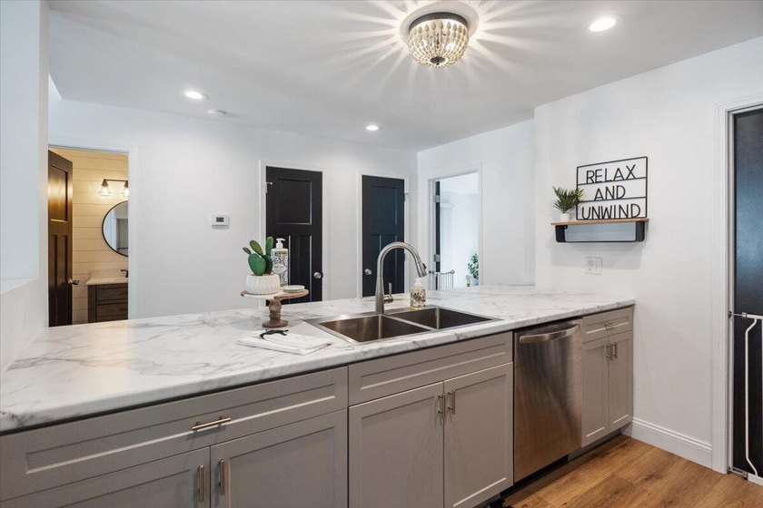 You'll fall in love with this beautifully remodeled, furnished - photo 4
