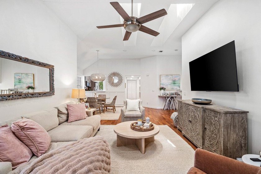 Stunning renovated 2BR/2BA condo in the heart of Boca Raton - photo 12