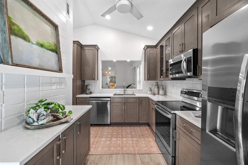 Stunning renovated 2BR/2BA condo in the heart of Boca Raton - photo 13
