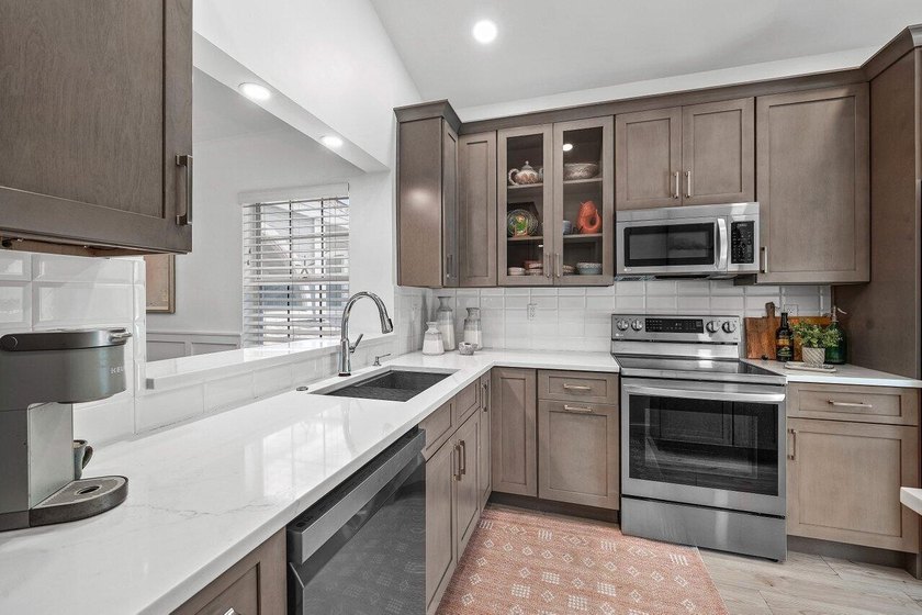 Stunning renovated 2BR/2BA condo in the heart of Boca Raton - photo 15
