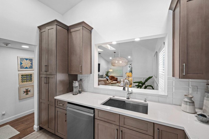 Stunning renovated 2BR/2BA condo in the heart of Boca Raton - photo 17