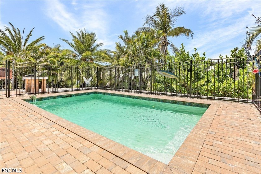 This outstanding custom-built pool home offers exceptional - photo 2