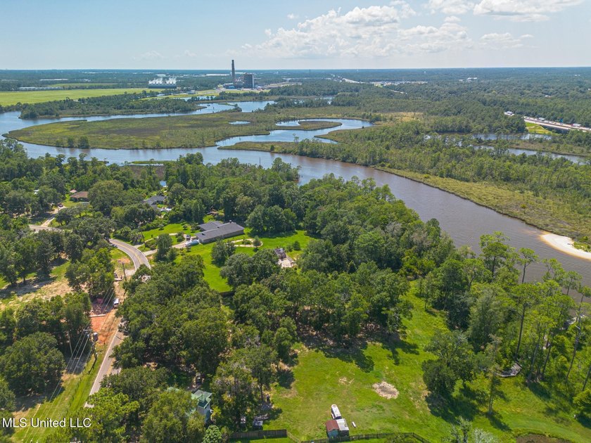 This prime Biloxi River property offers a rare opportunity to - photo 9
