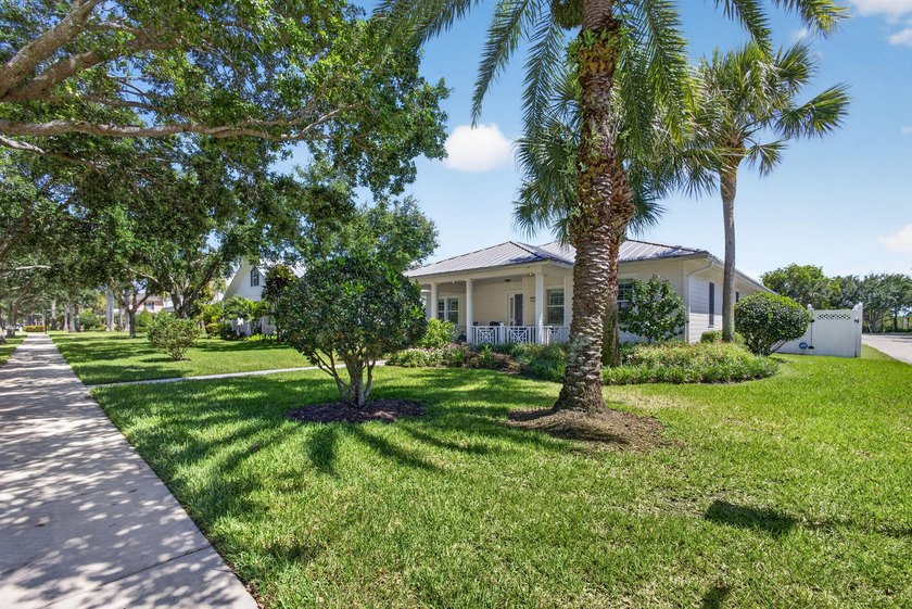 Welcome to this exquisitely maintained and undeniably charming - photo 2