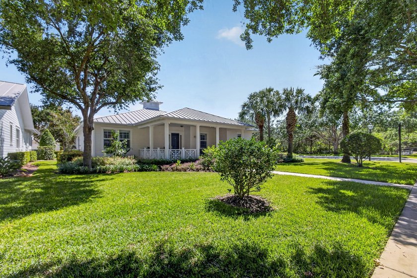 Welcome to this exquisitely maintained and undeniably charming - photo 3
