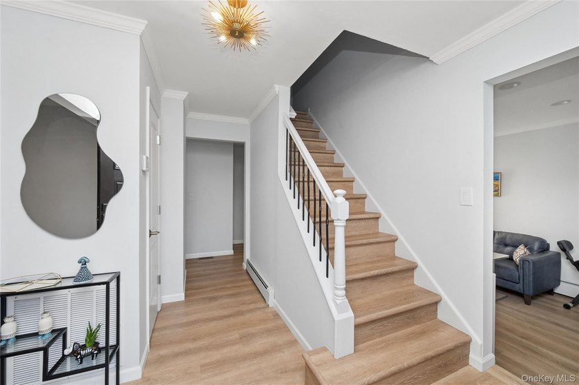 Welcome to Your Dream Home in the Heart of Merrick! Perfectly - photo 3