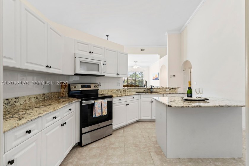 Welcome to paradise! This is an exceptional 3-bedroom, 2-bath - photo 13