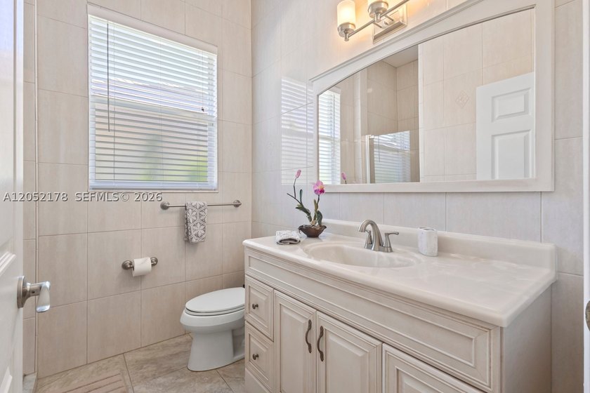 Welcome to paradise! This is an exceptional 3-bedroom, 2-bath - photo 22