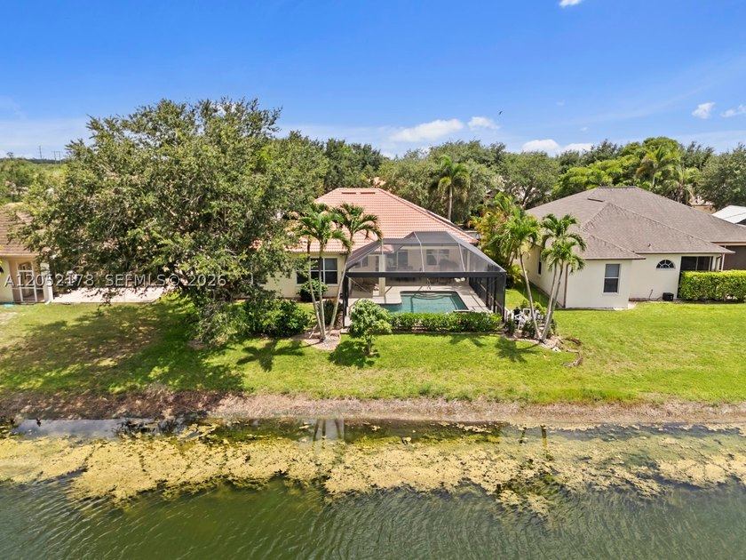 Welcome to paradise! This is an exceptional 3-bedroom, 2-bath - photo 32
