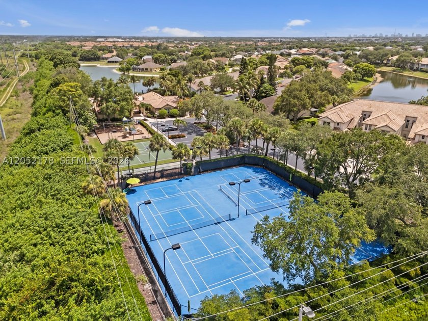 Welcome to paradise! This is an exceptional 3-bedroom, 2-bath - photo 40
