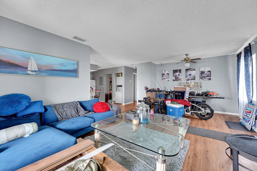 Handyman Special - Bring Your Tool Belt! This 3-bedroom, 2-bath - photo 4