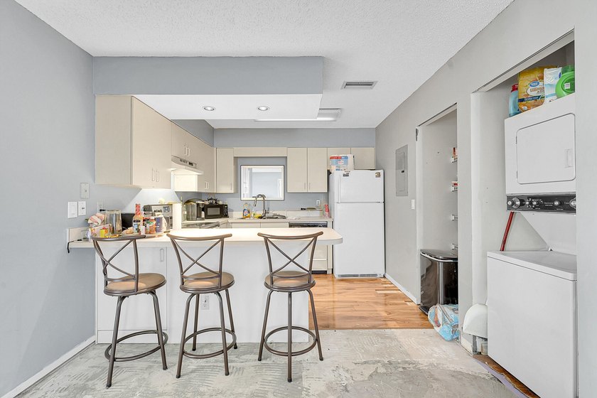 Handyman Special - Bring Your Tool Belt! This 3-bedroom, 2-bath - photo 7