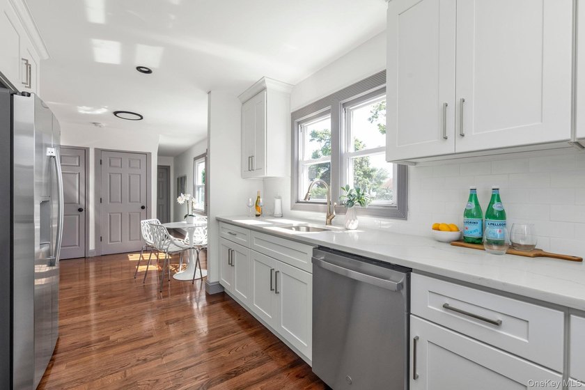Fully Renovated 5 Bedroom Home In Freeport For $729,000. A Very - photo 7