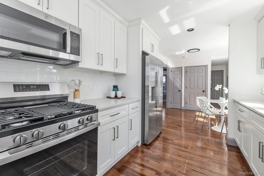 Fully Renovated 5 Bedroom Home In Freeport For $729,000. A Very - photo 9