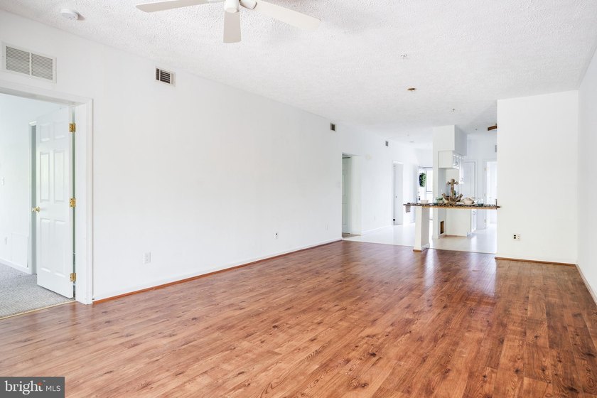There's no place like home at Tomes Landing. This top-floor - photo 8
