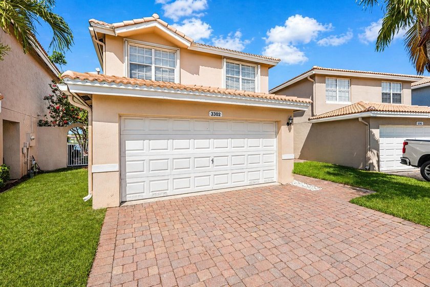 Lakefront 3 bedroom, 2.5 bathroom home located in the gated - photo 3