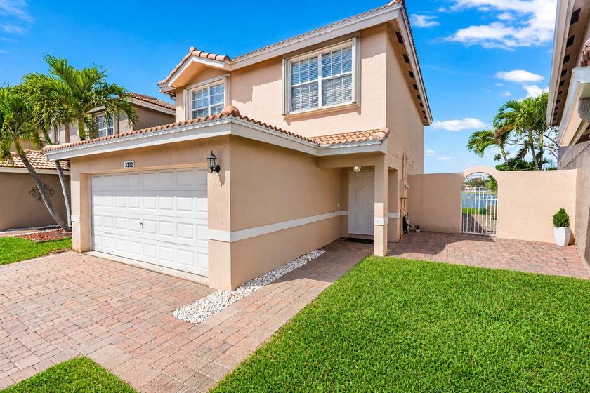 Lakefront 3 bedroom, 2.5 bathroom home located in the gated - photo 4