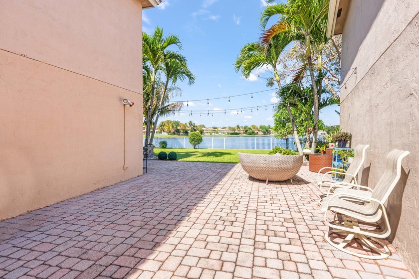 Lakefront 3 bedroom, 2.5 bathroom home located in the gated - photo 7