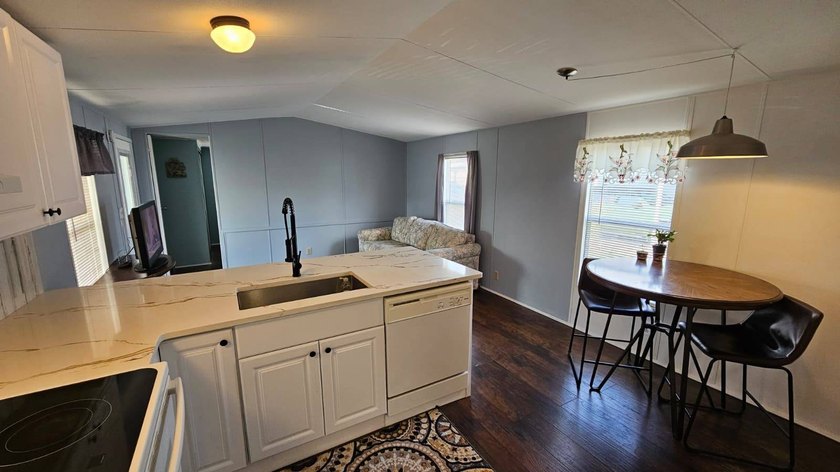 Welcome to this charming and move-in ready 2-bedroom, 1-bathroom - photo 11