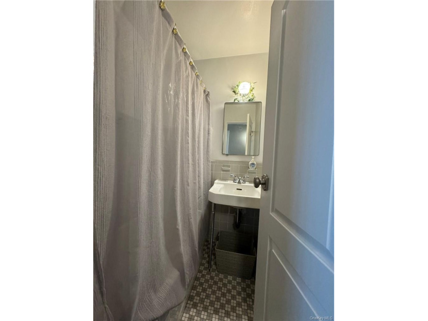 Welcome to this beautiful spacious 2 bedroom at Fordham hill - photo 12