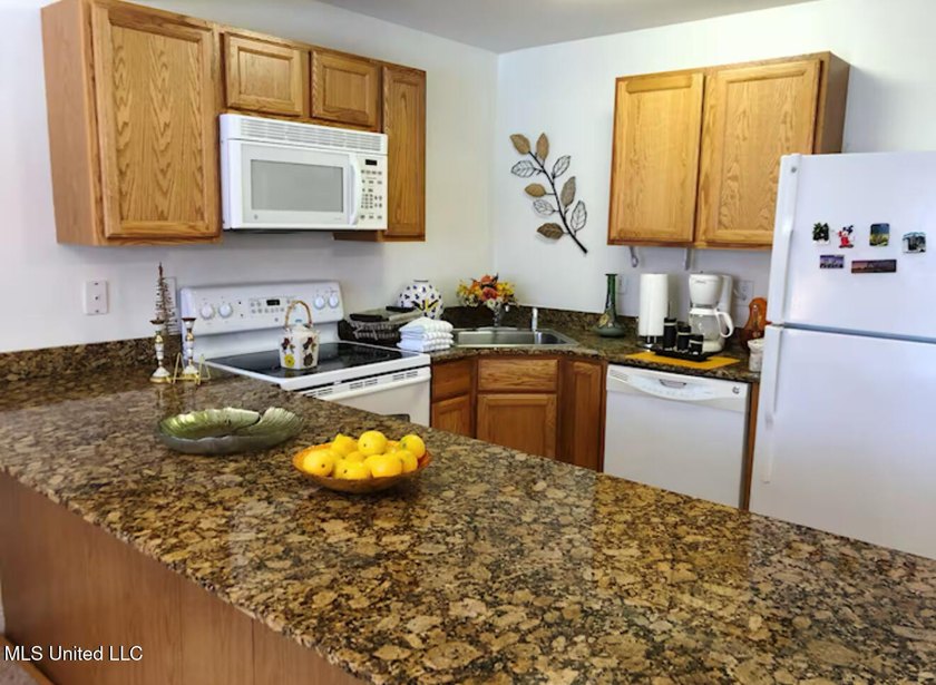 Beautiful Condo completely furnished!! One bedroom, One full - photo 10