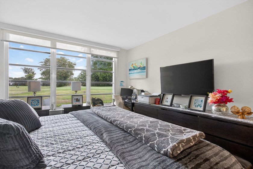 Enjoy easy living in this contemporary 3 bed, 2 bath garden - photo 18