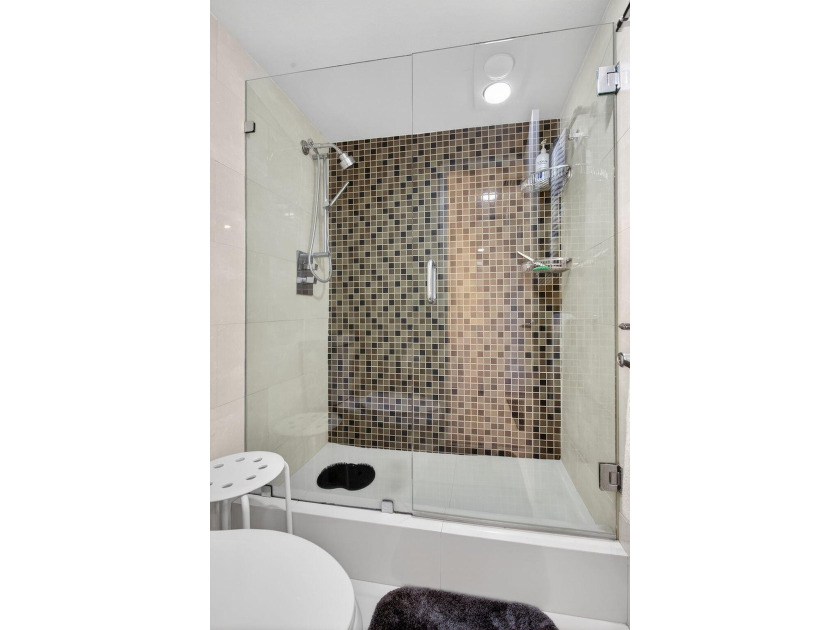Enjoy easy living in this contemporary 3 bed, 2 bath garden - photo 22