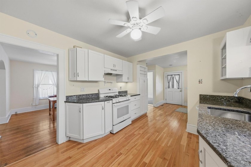 Welcome to this charming 3 bedroom, 2 bathroom home that - photo 10