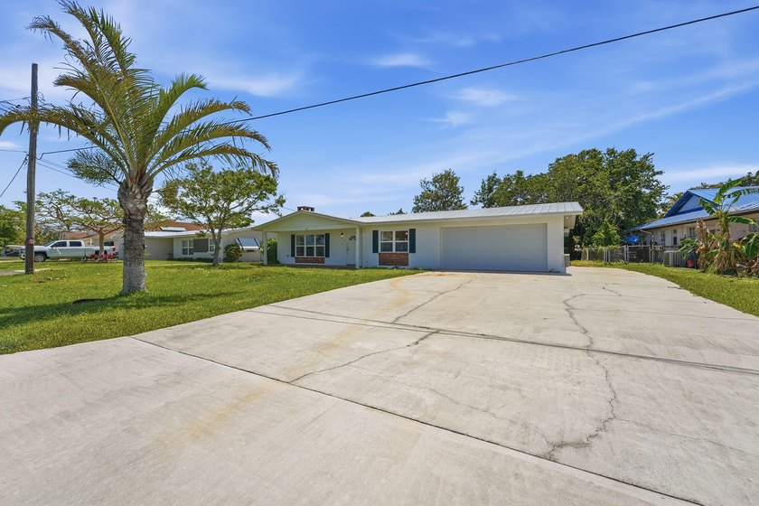 Rare opportunity to own a charming island home just a short walk - photo 2