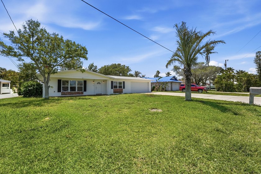 Rare opportunity to own a charming island home just a short walk - photo 3