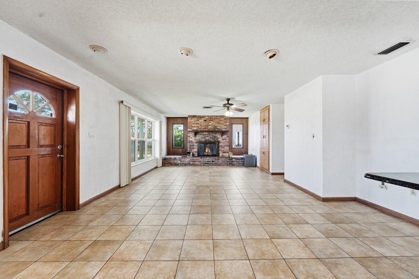 Rare opportunity to own a charming island home just a short walk - photo 4