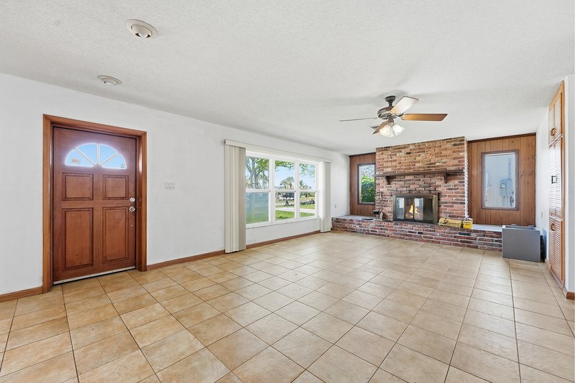Rare opportunity to own a charming island home just a short walk - photo 5