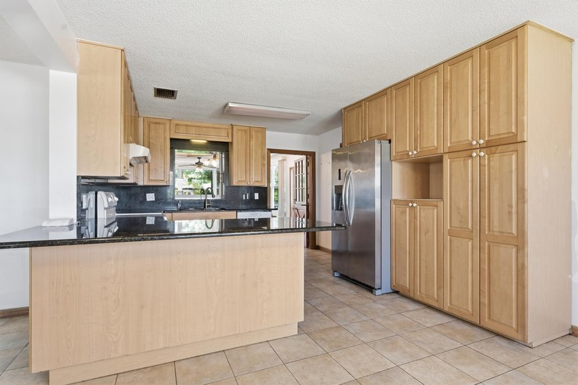 Rare opportunity to own a charming island home just a short walk - photo 8