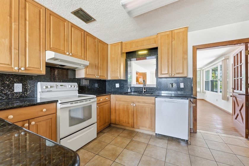 Rare opportunity to own a charming island home just a short walk - photo 9