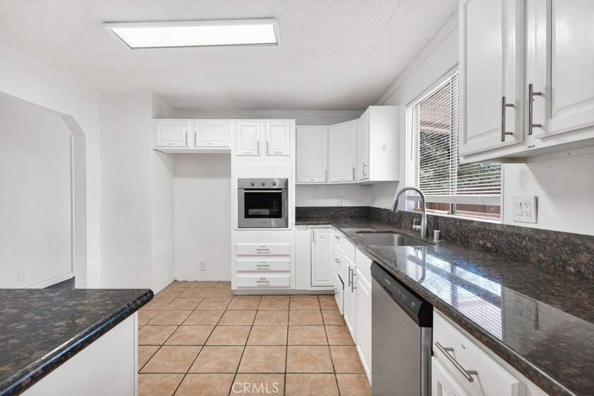 Welcome to this beautifully maintained 4-bedroom, 2-bathroom - photo 11