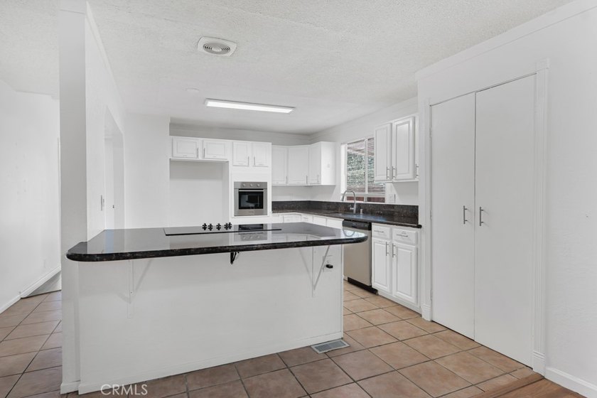 Welcome to this beautifully maintained 4-bedroom, 2-bathroom - photo 12