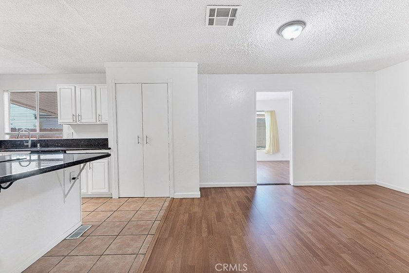 Welcome to this beautifully maintained 4-bedroom, 2-bathroom - photo 13