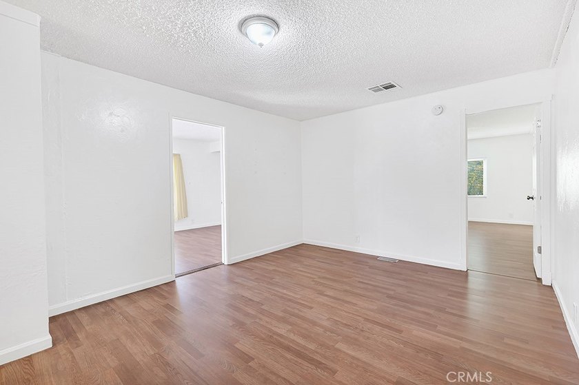 Welcome to this beautifully maintained 4-bedroom, 2-bathroom - photo 14