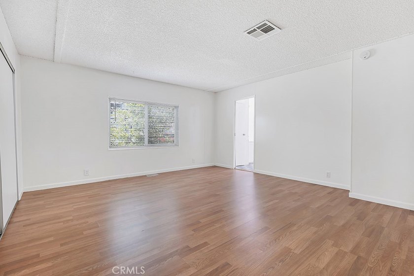 Welcome to this beautifully maintained 4-bedroom, 2-bathroom - photo 19