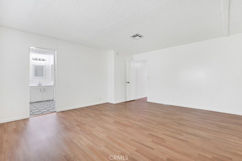 Welcome to this beautifully maintained 4-bedroom, 2-bathroom - photo 20