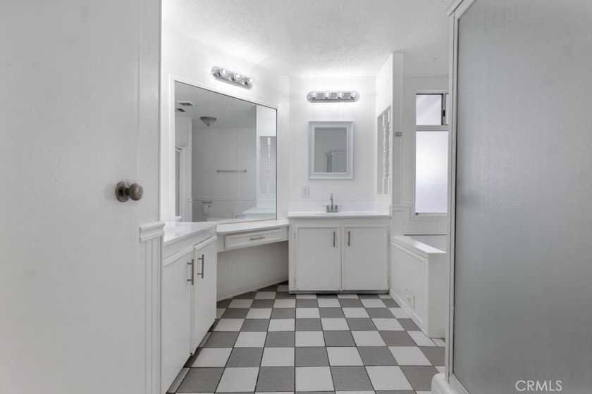Welcome to this beautifully maintained 4-bedroom, 2-bathroom - photo 23