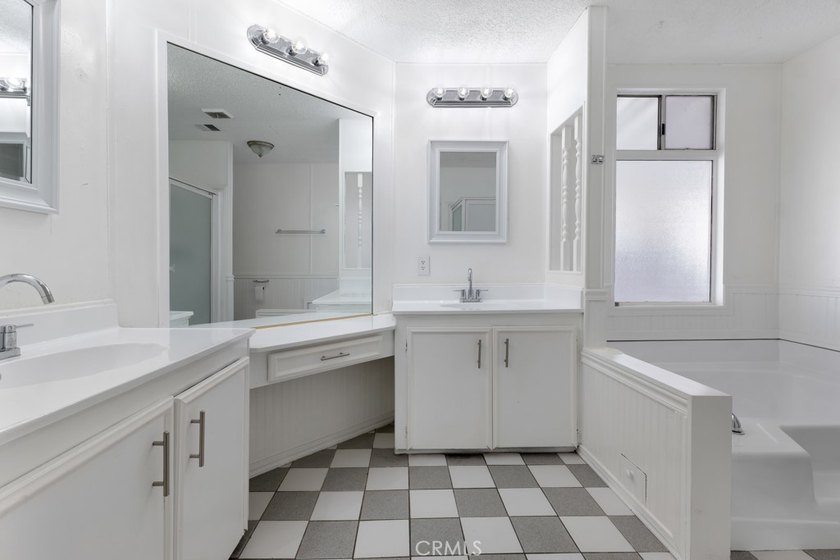 Welcome to this beautifully maintained 4-bedroom, 2-bathroom - photo 24