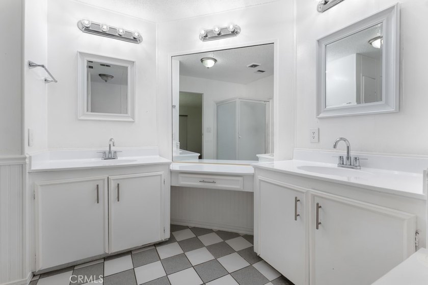 Welcome to this beautifully maintained 4-bedroom, 2-bathroom - photo 25
