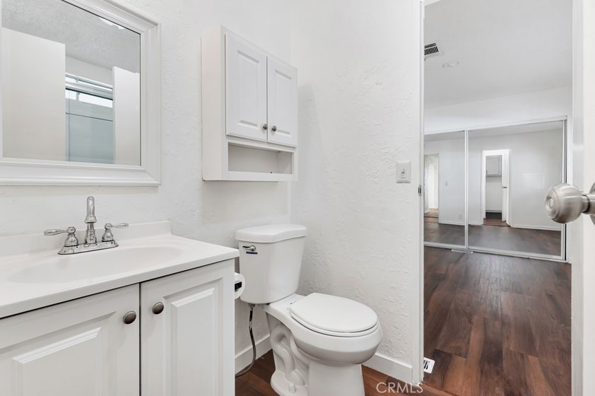 Welcome to this beautifully maintained 4-bedroom, 2-bathroom - photo 31