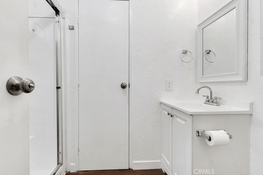 Welcome to this beautifully maintained 4-bedroom, 2-bathroom - photo 32
