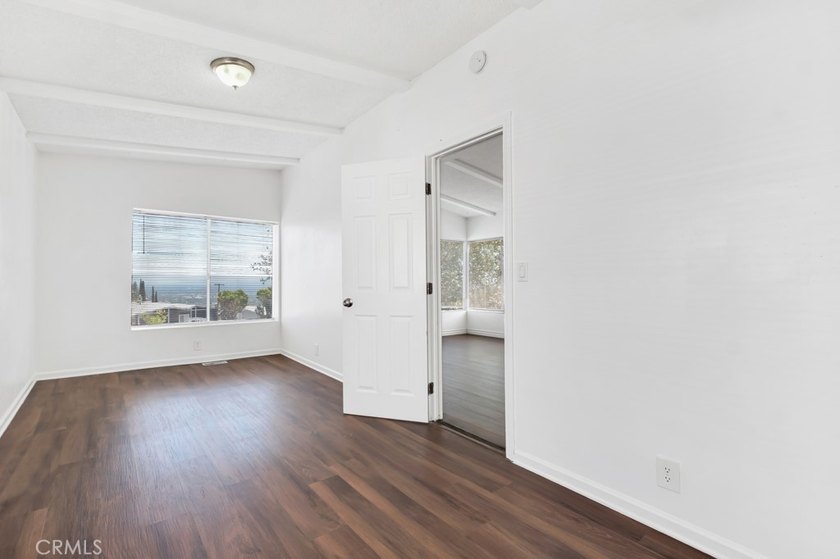 Welcome to this beautifully maintained 4-bedroom, 2-bathroom - photo 33