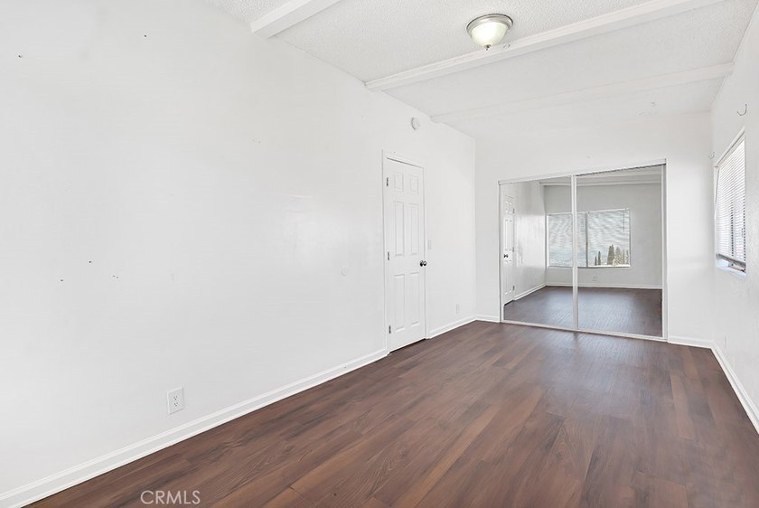 Welcome to this beautifully maintained 4-bedroom, 2-bathroom - photo 34