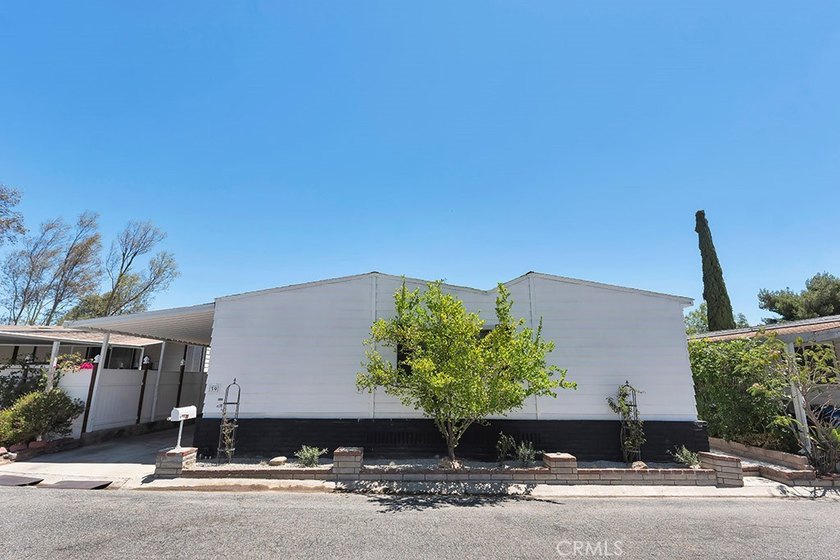 Welcome to this beautifully maintained 4-bedroom, 2-bathroom - photo 42